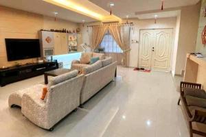 Sala de estar amplia con 2 sofás y TV en GoldMary 10pax@TebrauCity/Aeon/Toppen/ikea/JB, en Johor Bahru