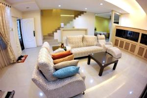 Sala de estar con 2 sofás y mesa de centro en GoldMary 10pax@TebrauCity/Aeon/Toppen/ikea/JB, en Johor Bahru