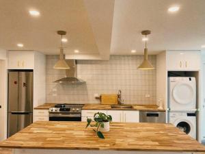 cocina con encimera de madera en The Burrow - Downtown Revelstoke en Revelstoke