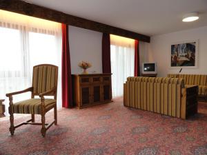 TV a/nebo společenská místnost v ubytování Solitaire Hotel
