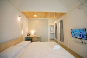 Postel nebo postele na pokoji v ubytování Barn Sampran Resort บ้านสามพรานรีสอร์ท