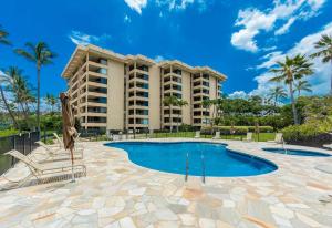 un complexe avec une piscine et un complexe dans l'établissement Polo Beach Club Two Bedrooms - Sleeps 4 by Coldwell Banker Island Vacations, à Wailea