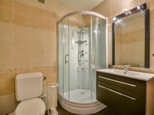 łazienka z prysznicem, toaletą i umywalką w obiekcie Studio cosy au centre de Morzine - balcon sud, proche remontées mécaniques - 4 pers - FR-1-684-43 w mieście Morzine