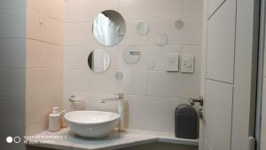 baño con lavabo blanco en la encimera en Avellaneda UNO Apartment en Caballito en Buenos Aires