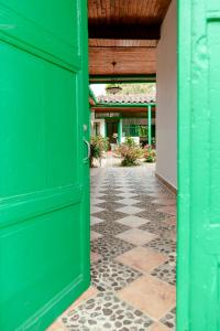 una porta verde in un edificio con passerella di LUzArt a Jardin