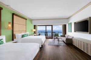 Postel nebo postele na pokoji v ubytování Dusit Beach Resort Guam