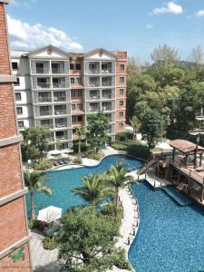 una vista aérea de un complejo con piscina en The Title Residences, Naiyang Beach, Phuket en Nai Yang Beach