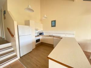 Kuchyň nebo kuchyňský kout v ubytování Peregian Court Resort apartment number 21