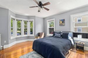 een slaapkamer met een bed en een plafondventilator bij Modern 2 Bedroom in Downtown Providence. in Providence