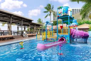 Bazén v ubytování Dusit Beach Resort Guam nebo v jeho okolí