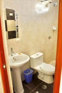 a bathroom with a white toilet and a sink at Chuklla in Yanque