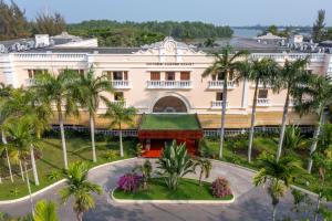 - une vue aérienne sur un bâtiment avec des palmiers dans l'établissement Victoria Can Tho Resort, à Cần Thơ