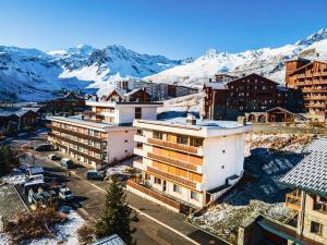 z powietrza widok na miasto z pokrytymi śniegiem górami w obiekcie Appartement rénové 4 pièces, proche pistes, terrasse, WIFI, Tignes le Lac - FR-1-502-462 w mieście Tignes