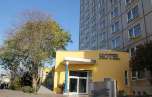 a hotel sign on the side of a building at Hotel Am Terrassenufer, WorldHotels Distinctive in Dresden