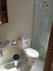 La salle de bains est pourvue de toilettes, d'un lavabo et d'une douche. dans l'établissement Hermoso Condominio Vacacional Paraiso del Sol, à San Jerónimo