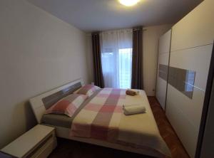 Postel nebo postele na pokoji v ubytování Apartment in Banjol Insel Rab 17562