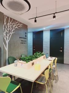 sala konferencyjna ze stołem i krzesłami w obiekcie Aha Stay w mieście Gyeongju
