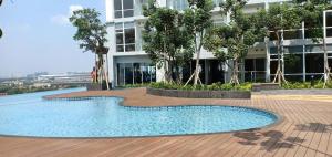 a large swimming pool in front of a building at Sedayu City Apartment Studio Tower Melbourne in Jakarta