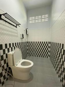 Koupelna v ubytování FEEL LIKE HOME BETONG ฟีลไลค์โฮม เบตง
