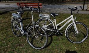 zwei Fahrräder, die neben einer Parkbank geparkt sind in der Unterkunft Ferienwohnung Tukan Apartment Dresden Laubegast WLAN TV Ebike in Dresden
