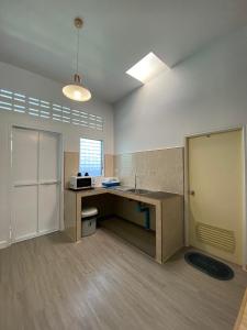 uma cozinha com um balcão e um lavatório num quarto em FEEL LIKE HOME BETONG ฟีลไลค์โฮม เบตง em Betong
