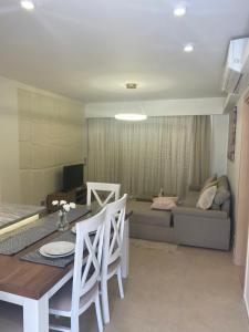 TV a/nebo společenská místnost v ubytování Sea view il monte galala chalet