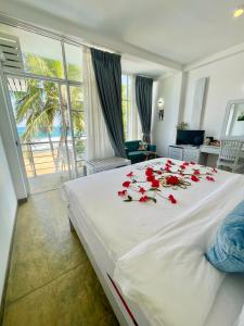 - une chambre avec un lit orné de roses rouges dans l'établissement Smeralda Beach Hotel Dikwella, à Dikwella