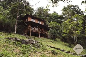 聖法蘭西斯科的住宿－Cabaña Resurrección，森林山丘上的木屋