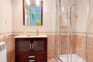 ein Bad mit einem Waschbecken und einer Dusche mit einem Spiegel in der Unterkunft Apartamento con Encanto próximo Alameda Hercules in Sevilla