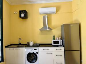 A kitchen or kitchenette at Apartamento J COSTA 15- Alameda Hércules Még 23 kép