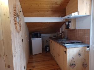 Η κουζίνα ή μικρή κουζίνα στο STUDIO L'ISERAN, et GARAGE pour motos et vélos, gare à 800m