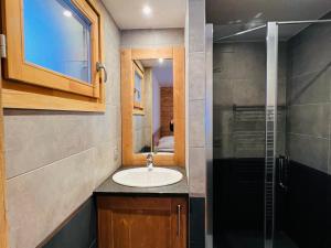 y baño con lavabo y ducha acristalada. en Appartement Les Saisies, 3 pièces, 6 personnes - FR-1-293-376, en Hauteluce