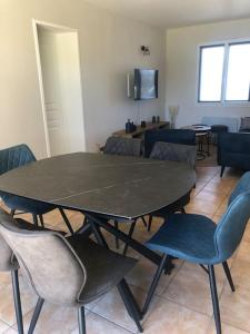 Telewizja i/lub zestaw kina domowego w obiekcie Les Ecrehous de Saint Jean