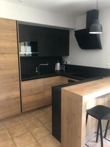 Kuchnia lub aneks kuchenny w obiekcie Les Ecrehous de Saint Jean