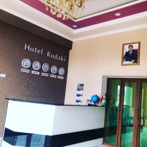 hol hotelowy z zegarami na ścianie w obiekcie Rudaki Hotel in Panjakent w mieście Panjakent