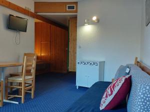 Televízia a/alebo spoločenská miestnosť v ubytovaní Studio au cœur du Charvet, proche pistes et commerces, balcon, Wifi, accepte animaux - FR-1-411-97
