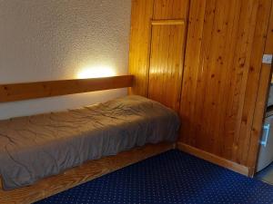 Posteľ alebo postele v izbe v ubytovaní Studio au cœur du Charvet, proche pistes et commerces, balcon, Wifi, accepte animaux - FR-1-411-97