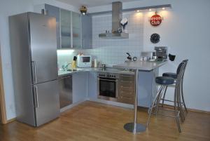 kuchnia z lodówką ze stali nierdzewnej i blatem w obiekcie Chotěšovská Apartment with Parking Place w Pradze