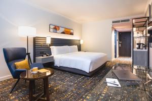 Tempat tidur dalam kamar di voco Orchard Singapore, an IHG Hotel