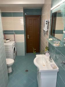 Un baño con lavabo, inodoro y espejo. en Luxury family apartament, en Burgas 6 fotos más