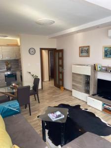 una sala de estar con un sofá y una mesa en Luxury family apartament, en Burgas