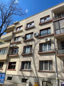un edificio de apartamentos con ventanas laterales en Luxury family apartament en Burgas