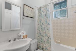 O baie la Coconut Cottage At Destin Pointe Resort +32 fotografii