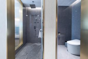 Guangzhou Baiyun Airport MeHood Liz Hotel Free Shuttle Bus To Airport的一间浴室