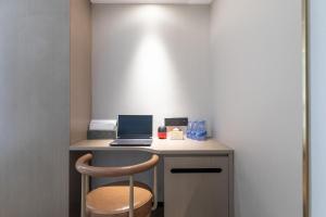 Guangzhou Baiyun Airport MeHood Liz Hotel Free Shuttle Bus To Airport的电视和/或娱乐中心