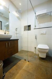 Sangam City Hotel Pure Veg في كاتماندو: حمام مع مرحاض ومغسلة