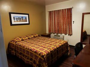 una camera d'albergo con letto e finestra di Lido Hotel a Huntington Park