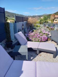 une terrasse avec un canapé et un étang fleuri dans l'établissement A Casa di Mariano, à Alata