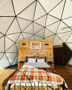 a bedroom with a bed in a tent at Nandu Dogal Yasam Ciftligi in Kaynaşlı