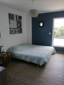 ein Schlafzimmer mit einem Bett in einem Zimmer mit einem Fenster in der Unterkunft TRES BELLE VILLA CONTEMPORAINE in Causse-de-la-Selle